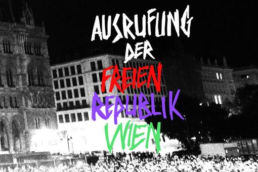 Fotomontage eines Schwarzweiß-Fotos mit einer Menschenansammlung vor dem Wiener Rathaus, darüber der Schriftzug "Ausrufung der freien Republik Wien" in Großbuchstaben und in den Farben Weiß, Rot, Violett und Grün