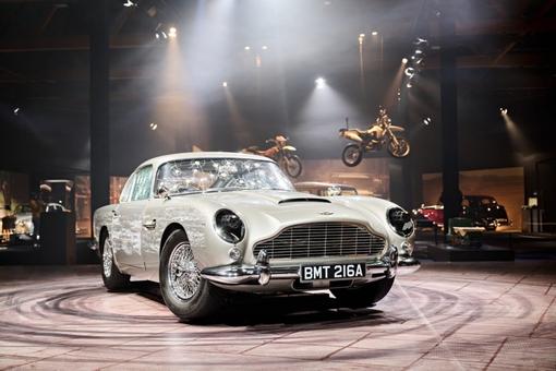 Das Foto zeigt eines der berühmten James Bond-Autos, einen silbenen Aston Martin 