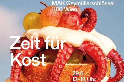Das Plakat zeigt ein rundes Stück Weißbrot garniert mit einem roten Opctopus, weißer Creme und Trauben, in weißer Schrift:  Zeit für Kost, 29.6.2025 von 12.00-18.00 Uhr, MAK Geymüllerschlössel, 1180 Wien