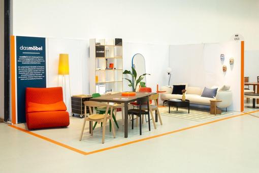 Ausstellungsansicht mit unterschiedlichen Möbeln