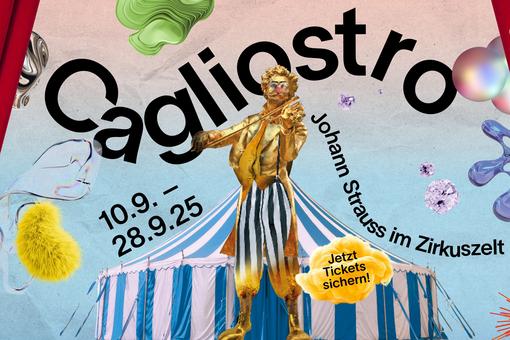 Zu sehen ist das Keyvisual zu Veranstaltung "Cagliostro – Johann Strauss im Zirkuszelt", mit schwarzem Schriftzug und Datum, der goldene Johann Strauss mit roter Nase und blauweiß gestreifter Hose spielt vor einem Zirkuszelt auf seiner Geige