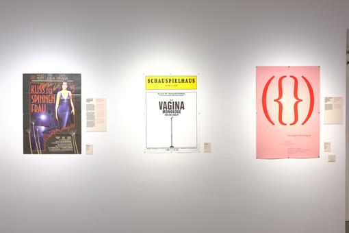 Die Ausstellungsansicht zeigt drei unterschiedliche Plakate zum Ausstellungsthema