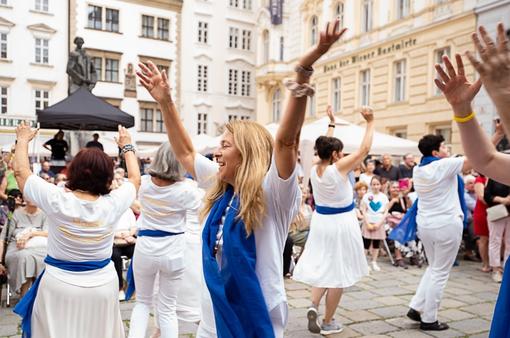 Das Foto zeigt eine jüdische Volkstanzgruppe beim Jüdischen Straßenfest am Judenplatz in Wien
