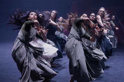 Das Foto zeigt die Companie Akram Khan Company in einer Tanzszene aus der Performance Thikra: Night of Remembering