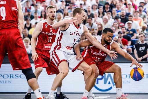 Das Foto zeigt eine Szene aus einem 3x3-Basketball-Spiel der Männer, drei Spieler in rotem Trikot umringen einen Spieler in weißem Trikot