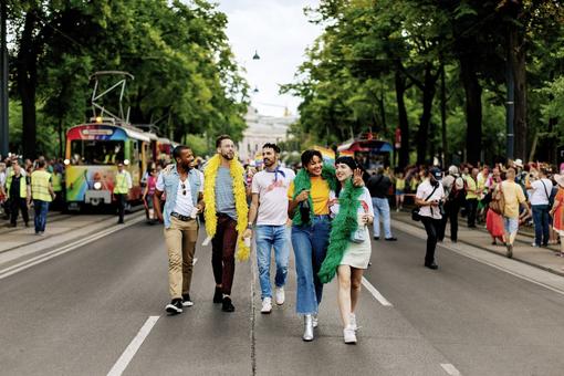 Schwule und lesbische Freunde auf der Regenbogenparade