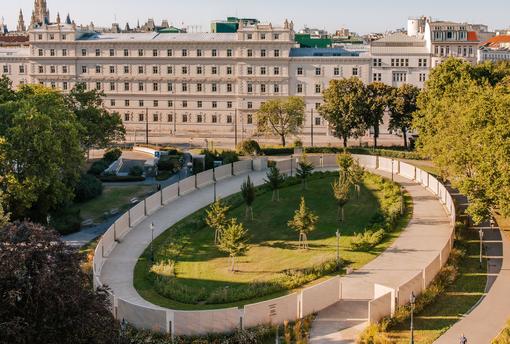 Eine Luftaufnahme der Shoah-Namensmauer-Gedenkstätte im Ostarrichipark. Das Mahnmal besteht aus 160 oval angeord- neten Steintafeln, in welche die Namen der mehr als 65.000 Opfer der Schoa eingraviert sind.