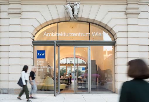 Foto Aussenansicht des Az W Architekturzentrum Wien, Eingangsbereich mit großer Glastür