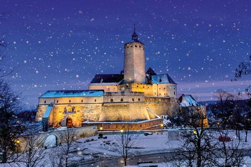 Das Foto zeigt die Burganlage Forchtenstein in abendlicher Winterstimmung