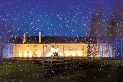 Das Foto zeigt das Renaissanceschloss Lackenbach in winterlicher Adventstimmung