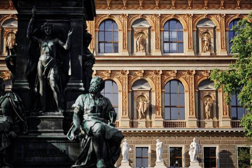 Akademie der Bildenden Künste am Schillerplatz, Detail der Fassade, davor ein Ausschnitt des Schillerdenkmals