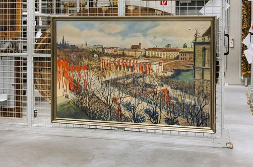 Foto eines Gemäldes im Depot des Wien Museums, welches den Einzug Adolf Hitlers auf dem mit Hakenkreuz-Fahnen beflaggten Heldenplatz in Wien zeigt