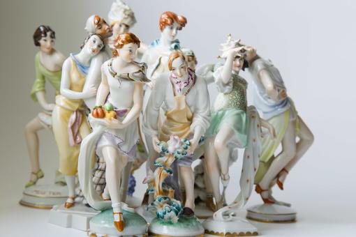 Photo of a group of figurines made of porcelain from the Augarten porcelain manufactory in Vienna. The figures in dresses and with hairstyles from the 1920s