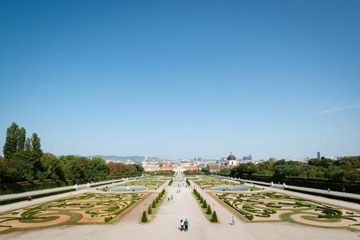 Foto des barocken Schlossparks des Schlosses Belvedere, aufgenommen vom Oberen Belvedere mit Blick über den Park zum Unteren Belvedere