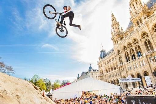 Das Foto zeigt einen Fahrrad-Stunt in der Luft während des Argus Bike Festivals vor dem Wiener Rathaus