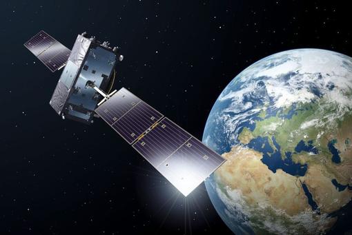 Künstlerische Darstellung eines Galileo Full Operational Capability (FOC) Satelliten, hinter dem Satelitten ist die Erde zu sehen