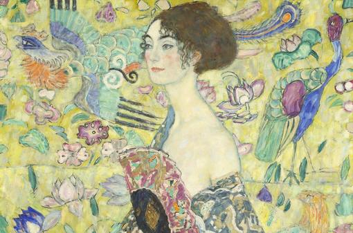 Gemälde: Porträt einer braunhaarigen Dame, die einen Fächer vor ihr Dekolleté hält, im Hintergrund pastelfarbene Ornamente, Blumen- und Tierdarstellungen