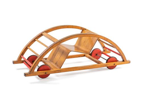 Ein Design-Holzkinderauto mit Bogenholz-Aufsatz, auf dem man klettern kann.