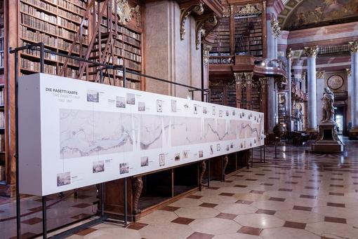 Ausstellungsansicht: Pasetti-Karte im Prunksaal der Österreichischen Nationalbibliothekt ausgestellt