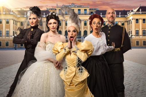 Photo with five drag queens in historical costumes from the time of Empress Elisabeth in front of Schönbrunn Palace