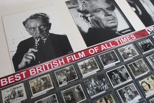 Wand mit Schwarzweiß-Fotos aus dem Film der Dritte Mann