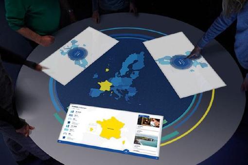Ausstellungsansicht, digitale Landkarten der Europäischen Union auf einem runden Tisch