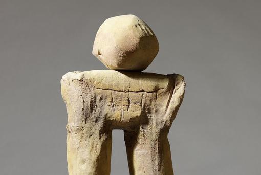 Das Foto zeigt ein im Holzofen gebranntes Steinzeug, das sehr vereinfacht eine Figur, einen Krieger darstellen soll