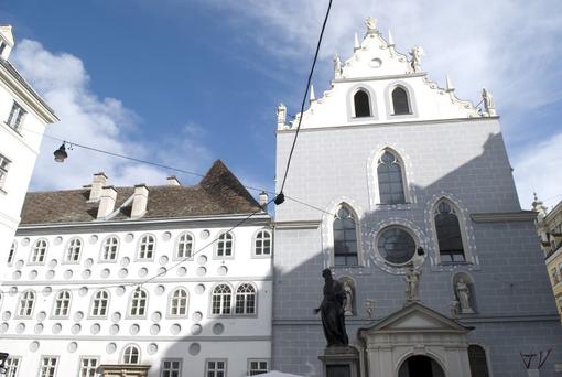 Foto der Frontansicht der Franziskanerkirche in Wien mit dem Haupteingang und dem angeschlossen Kloster
