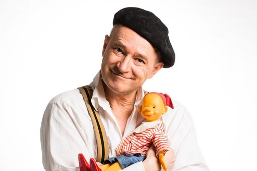 The actor and musician Gernot Kranner with the puppet Pinocchio in his arms