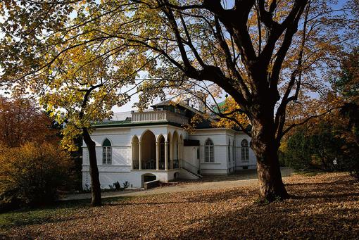 Photo of the exterior of the Geymüller castle in the autumn park