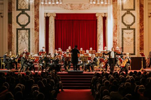  Das Foto zeigt das Wiener Hofburg Orchester  und den Bariton Marco Di Sapia im Festsaal der Wiener Hofb