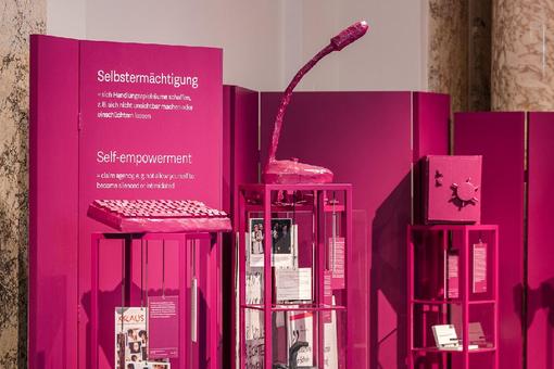 Exhibition view: all exhibition objects like a computer keyboard and microphone thickly painted over with magenta color