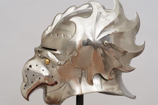 Maskenhelm aus silberfarbenen Metall