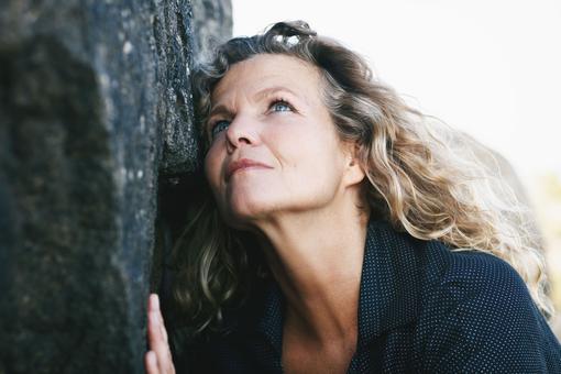 The photo shows the composer Johanna Doderer looking up at the sky