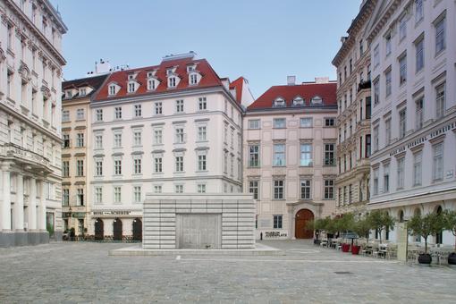 Judenplatz mit historischen Gebäuden und in der Mitte das Shoah-Mahnmal der Künstlerin Rachel Whiteread