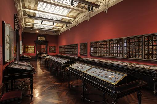 Photo of the coin cabinet with historical showcases