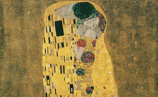 Ein Mann küsst eine Frau, dargestellt in der von Klimt bekannten Ornamentik vorwiegend in Goldfarben