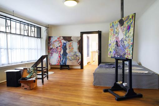 Foto vom letzten Atelier Gustav Klimts mit zwei Staffeleien auf denen Reproduktionen zu sehen sind