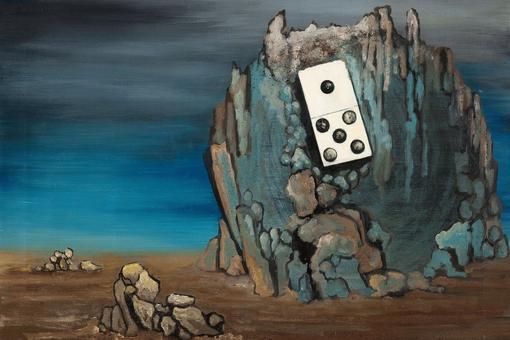 Das Gemälde zeigt eine steinige Landschaft in Blau-, Türkis und Brauntönen. Auf einem größeren Felsen klebt ein überdimensionaler weißer Dominostein