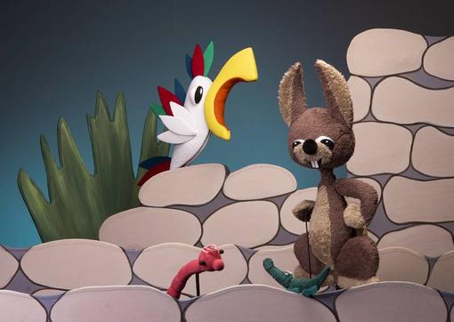 Drei Tierfiguren aus Filz: ein Hase, ein Regenwurm und ein Vogel in einer Zoolandschaft