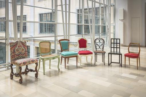 Foto mit Stühlen aus verschiedenen Epochen der Kunstgeschichte