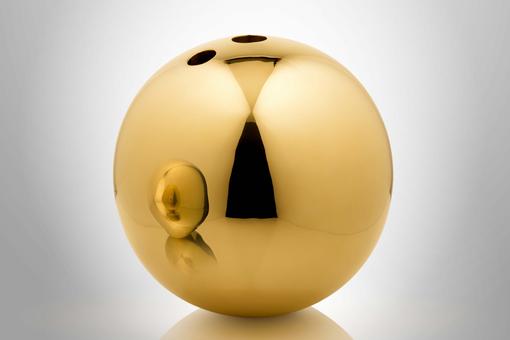 Foto einer kugelförmigen goldenen Vase