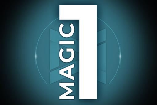 Das Foto zeigt das Logo der Veranstaltung "Magic 1" in weißen Lettern, Magic neben der Zahl 1 senkrecht geschrieben, vor petrol-schwarzem Hintergrund