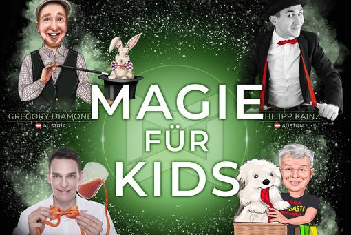 Das Foto zeigt das Veranstaltungsplakat der Zaubershow "Magie für Kids", der Schriftzug mit dem Titel in weißen Lettern vor grünem Hintergrund in der Mitte, rund um den Schriftzug vier Bilder von Zauberkünstlern, die die Shows gestalten