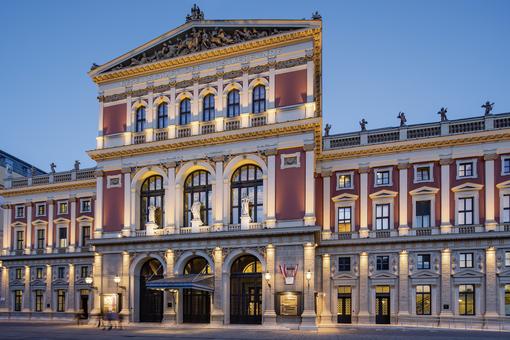 Außenansicht des Musikvereinsgebäude mit dem Haupteingang in abendlicher Beleuchtung