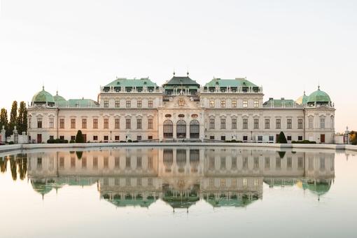 Foto des Barockschlosses Belvedere, im Vordergrund der Teich des Schlossparks