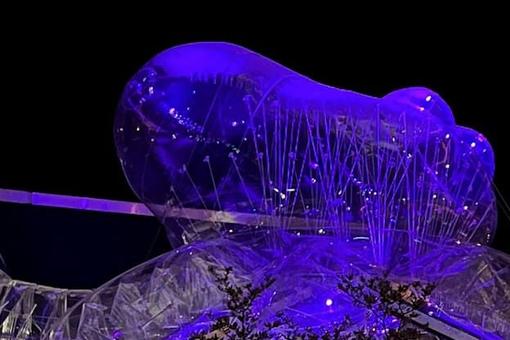 Your larger-than-life, inflatable room sculpture from God's Entertainment, whose shape is reminiscent of an octopus and shines in the colors neon blue and purple