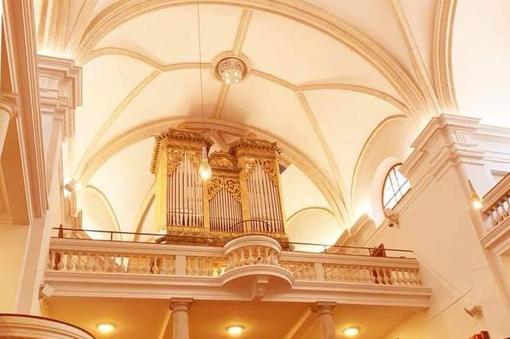 Das Foto zeigt die Orgel in der Lutherischen Stadtkirche in Wien