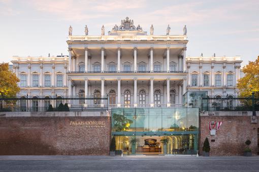 Eine Außenaufnahme des historischen Palais Coburg, in dem sich ein Luxushotel befindet