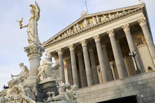 Photo of the front of the Parliament building with the Pallas Arthene fountain